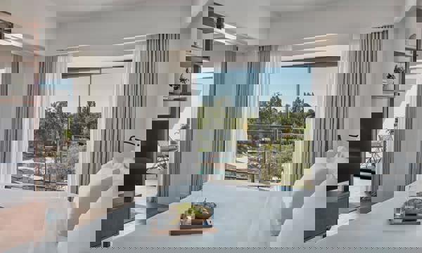 Rooms & Suites at Hotel Camiral in Spain