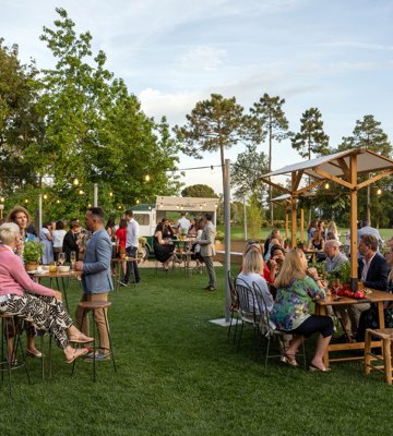 Club House Garden Large