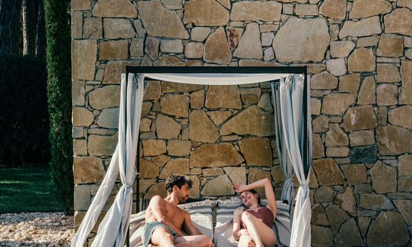 Wellness Center Exterior Con Actores2 (July 2024)