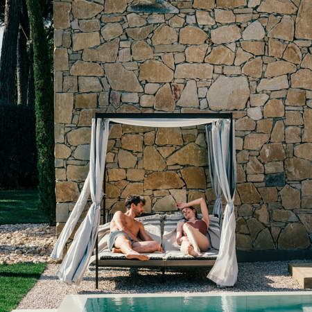 Wellness Center Exterior Con Actores2 (July 2024)