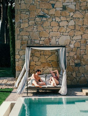 Wellness Center Exterior Con Actores2 (July 2024)